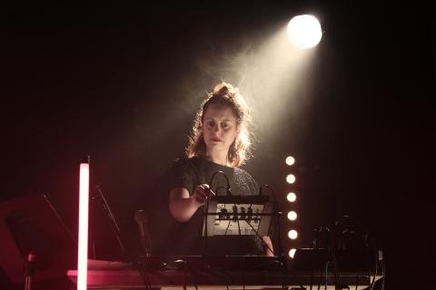 Musicienne utilisant une platine