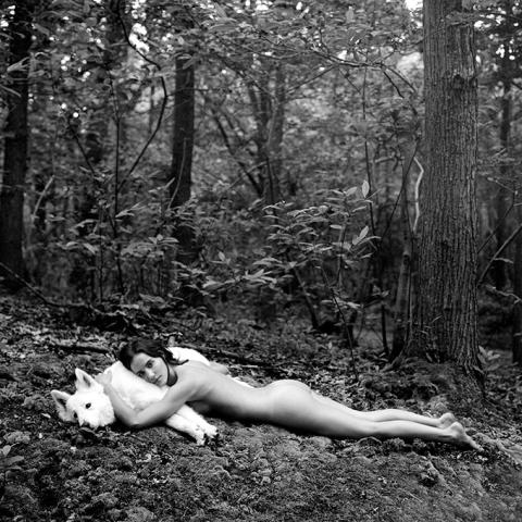 Femme allongée nue avec un chien