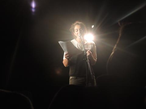 Chloé Maniscalco lisant un texte au micro