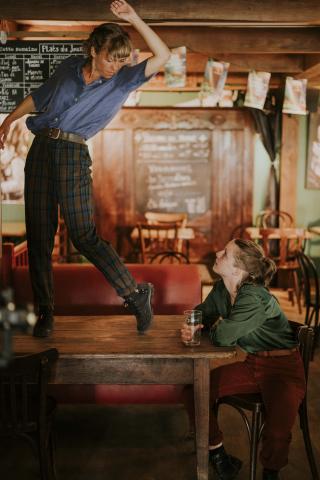 Pauline et Nolwenn dansent dans un bar breton