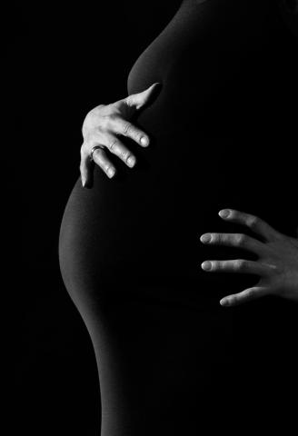 femme enceinte qui met ses deux mains sur son ventre