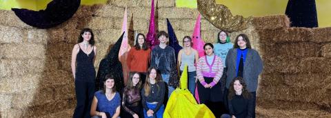 photo des étudiants du Master lors d'une expo de Romuald Jandolo avec des bottes de paille en arrière-plan et des personnages costumés en paillette