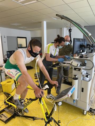 Test d'effort d'un cycliste de l'équipe Sojasun Espoir pour le projet Exomic.