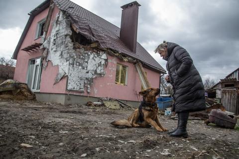 Une femme près de sa maison détruite dans le village de Novoselivka en Ukraine, le 11 avril 2022