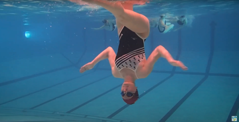 extrait d'une vidéo montrant une pratiquante de natation synchronisée sous l'eau