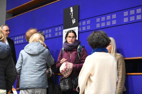 plaque Kundera dans l'amphi qui porte désormais son nom