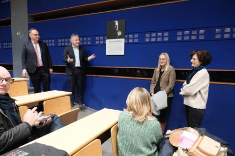 plaque Kundera dans l'amphi qui porte désormais son nom