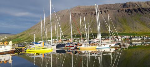 Le trimaran Peter Pan amarré au port d’Ísafjörður dans les Westfjords.