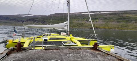 Le trimaran Peter Pan amarré à l’île Æðey sur laquelle est installé un des capteurs de température.