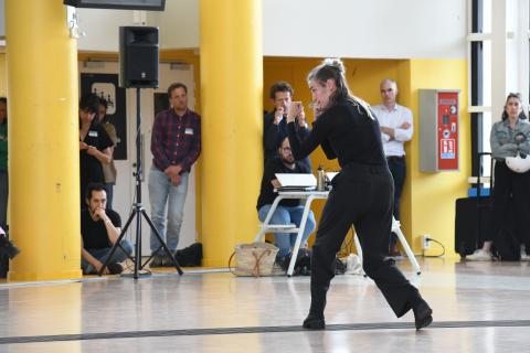performance Dorée dans le hall du L
