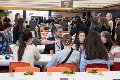 Sylvain Delouvée déjeunant avec des étudiantes au 26e Forum international Sciences Société