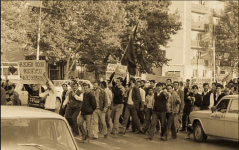 Les manifestants du 14 avril 1978 portent des pancartes en géorgien.