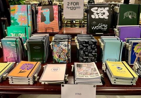 Photo d'un stand vendant des carnets.