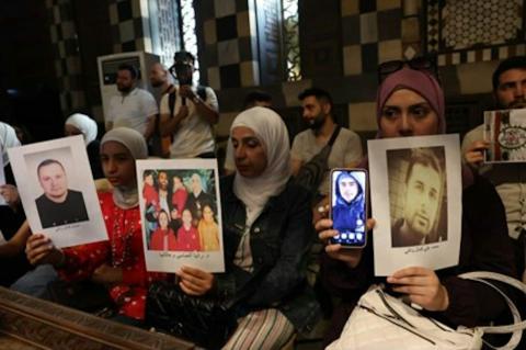 Des familles syriennes brandissent les portraits de leurs proches disparus