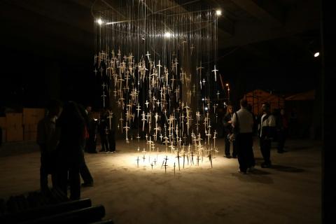 « Embed », de Rala Tarabishi, rassemble 300 épées suspendues en argile.