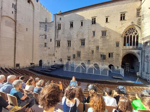 Visite de la cour d'honneur lors de l'université d'été à Avignon