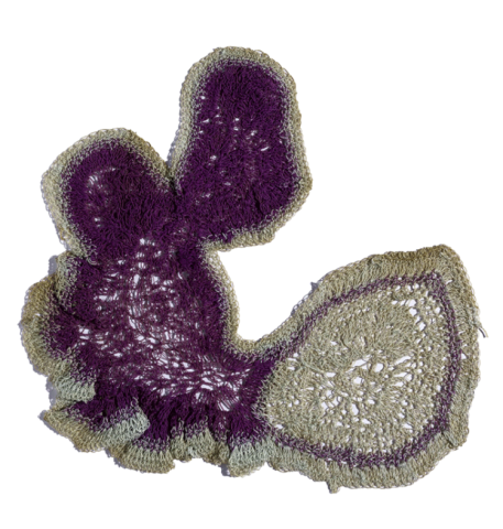 Objet textile abstrait réalisé au crochet, de forme organique, mêlant des fils violets et vert clair, photographié sur fond blanc.
