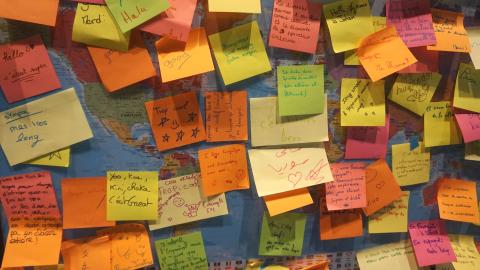 Des posts-it avec des mots manuscrits dans des langues différentes