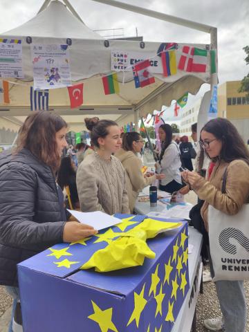 les ambassadrices EMERGE sur un stand lors des Erasmus Days