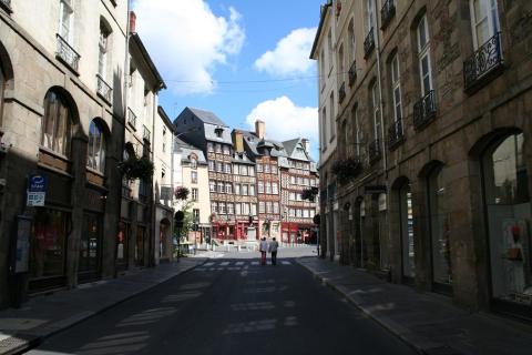 une rue de Rennes avec ses immeubles à colombages