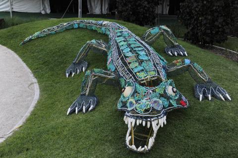 une sculpture de crocodile faite de filets de pêche