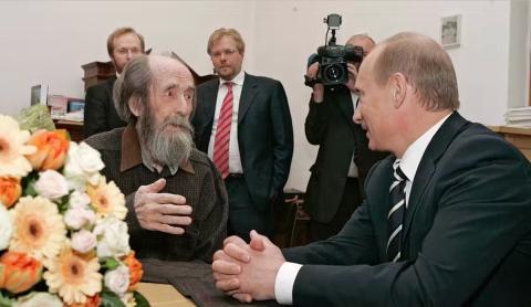 Photo d'une rencontre entre Soljénitsyne et Poutine
