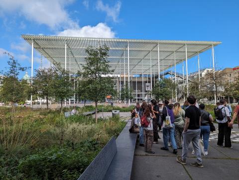 Photo des étudiants place du Théâtre (Het Theaterplein) à Anvers 