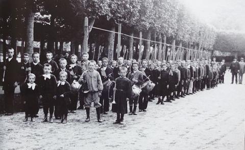 Défilé d’un bataillon scolaire à Breteuil-sur-Noye (Oise), en 1899. Musée national de l’Éducation, INRP Rouen, via Wikimedia