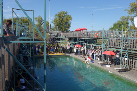 Vue du Flow, piscine en plein air à Anderlecht (Bruxelles)