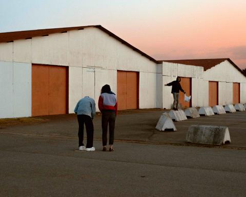 3 personnes sur un parking