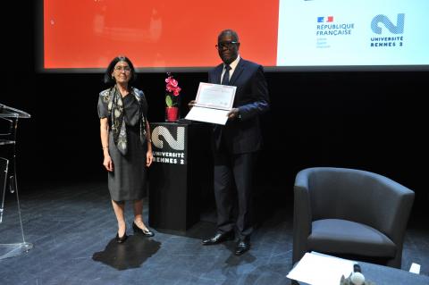 Denis Mukwege sur scène aux côtés de Christine Rivalan Guégo avec son diplôme Honoris Causa en mains