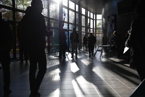 Des silhouettes en contre jour dans le hall du Tambour lors de la journée de la recherche 2024