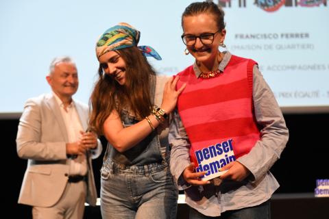 lauréates avec leur prix "penser demain" dans les mains