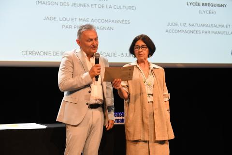 Vincent Gouëset et Christine Rivalan Guégo appellent les lauréates et lauréats sur scène. 