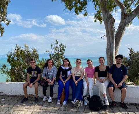 Les étudiants posent près de la mer