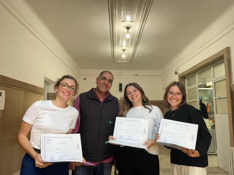 Les étudiants posent avec leurs diplômes