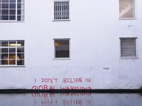 Tag de l’artiste Banksy à Camden en Grande-Bretagne, dénonçant le réchauffement climatique.
