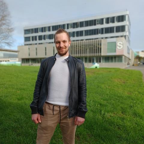 Portrait de Théo Arnaud devant le bâtiment S