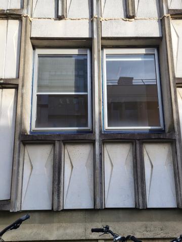 les fenêtres du bâtiment s'apprêtant à être démoli et dont les étudiantes ont réemployé les menuiseries aluminum
