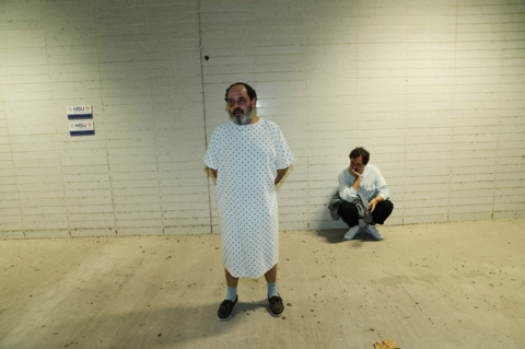 Yorgos Stefanakos (R.M.F) et le scénariste Efthymis Filippou sur le tournage de Kinds of Kindness. Flix.