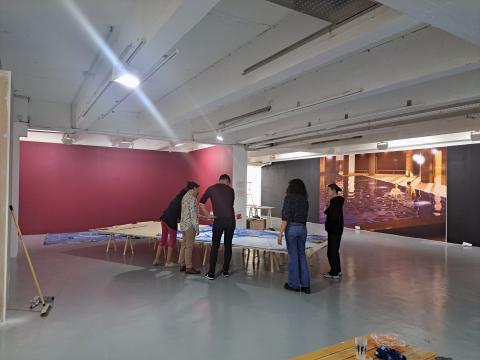 des étudiantes participent au montage de l'exposition à la galerie art et essai