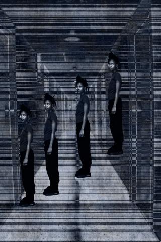 Photo en noir et blanc d'un couloir intérieur aux lignes horizontales marquées, quatre représentations de la même personne, vêtue d'un t-shirt sombre, d'un pantalon noir et de chaussures foncées, sont disposées à intervalles réguliers dans le couloir, toutes debout de profil avec le regard tourné vers l'objectif. Les superpositions, les transparences et les lignes créent un effet de répétition, de mouvement, donnant à l'image une atmosphère énigmatique
