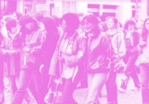 On voit des femmes marcher lors d'une manifestation féministe, le visUel est entièrement de couleur rose